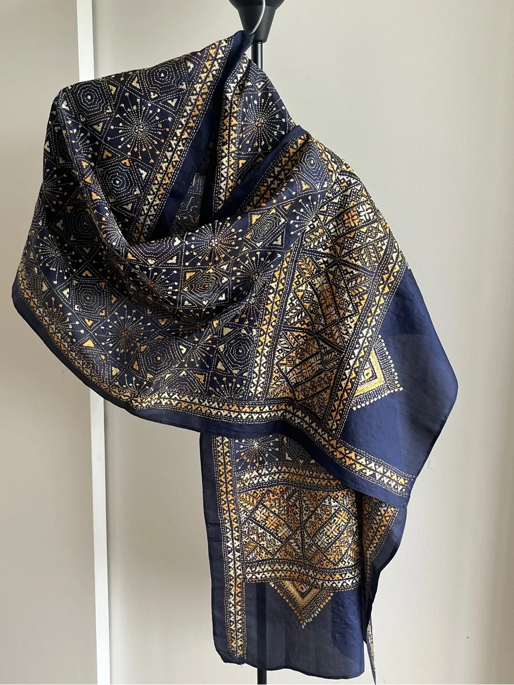 NEW HEIRLOOM STOLE SCARF SHAWL HAND EMBROIDERED KANTHA NAVY BLUE  & BEIGE  SILK